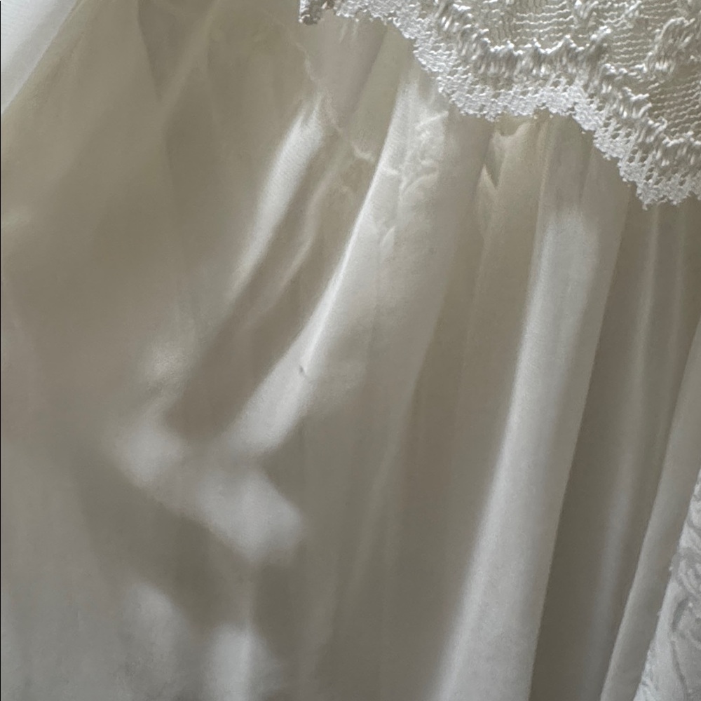 Vintage gold label Victoria’s Secret floral Cream Lace Robe and Nightgown Set - Picture 9 of 9
